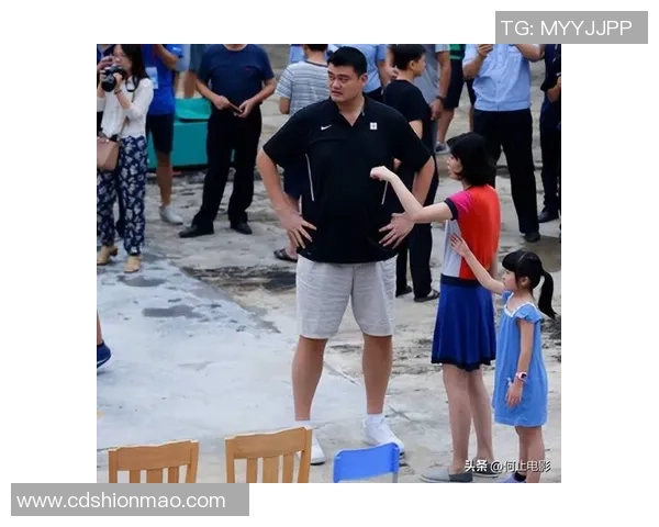 姚明与魏雪携手共创篮球新篇章展现体育精神与家庭温暖