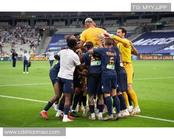 德甲精彩对决：里昂与巴黎圣日耳曼平局后点球大战引发全场热烈反响