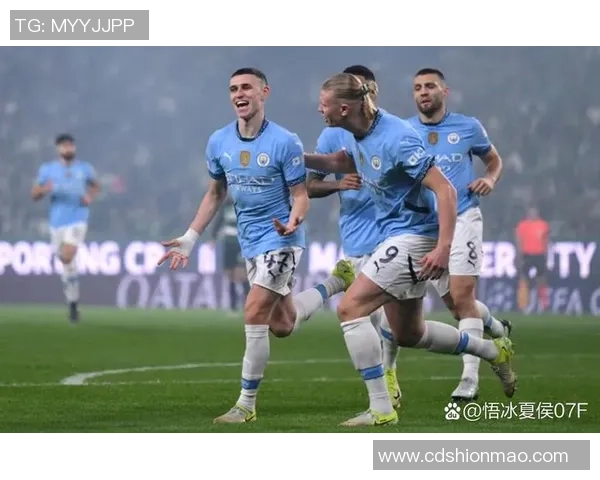 欧联杯焦点战曼联与曼城激战成平局精彩瞬间引发全场热烈反响