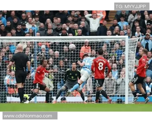 英超焦点战曼城与曼联战成平局争议判罚引发全场热议 英超焦点战曼城与曼联战成平局争议判罚引发全场热议